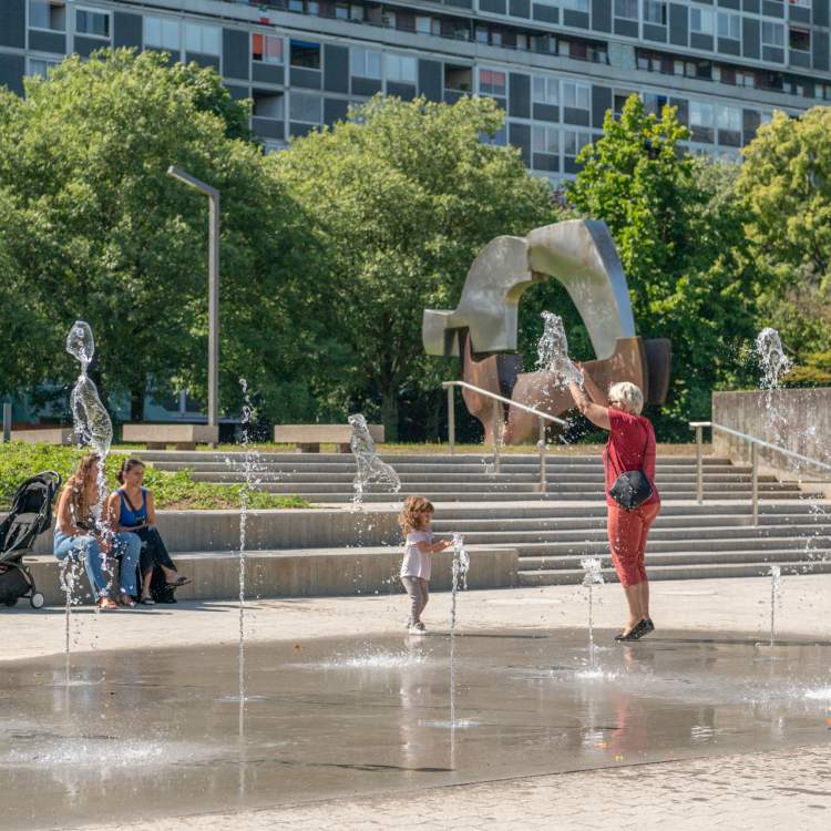 Jeux d'eau sur la place du Lignon