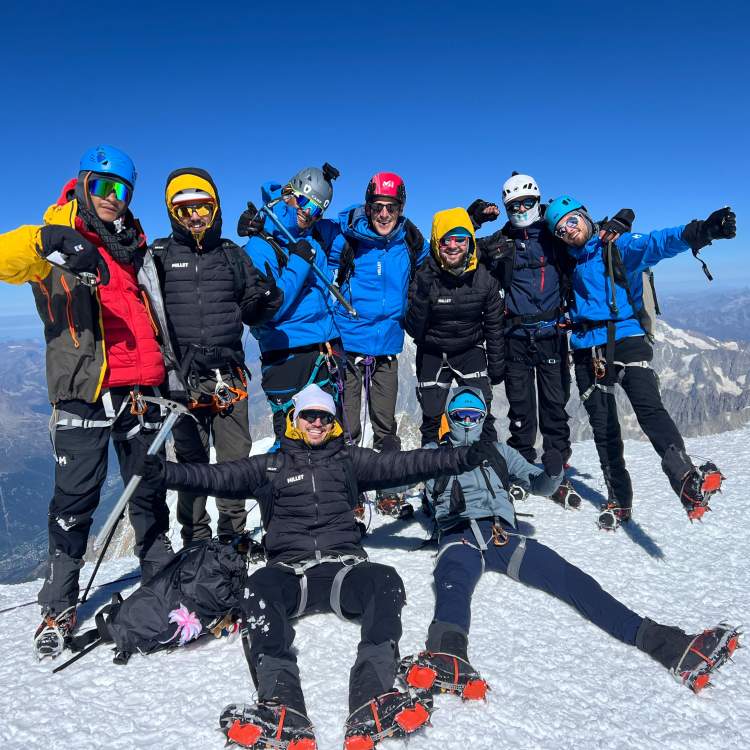 Sept jeunes de la Carambole au sommet du Mont Blanc