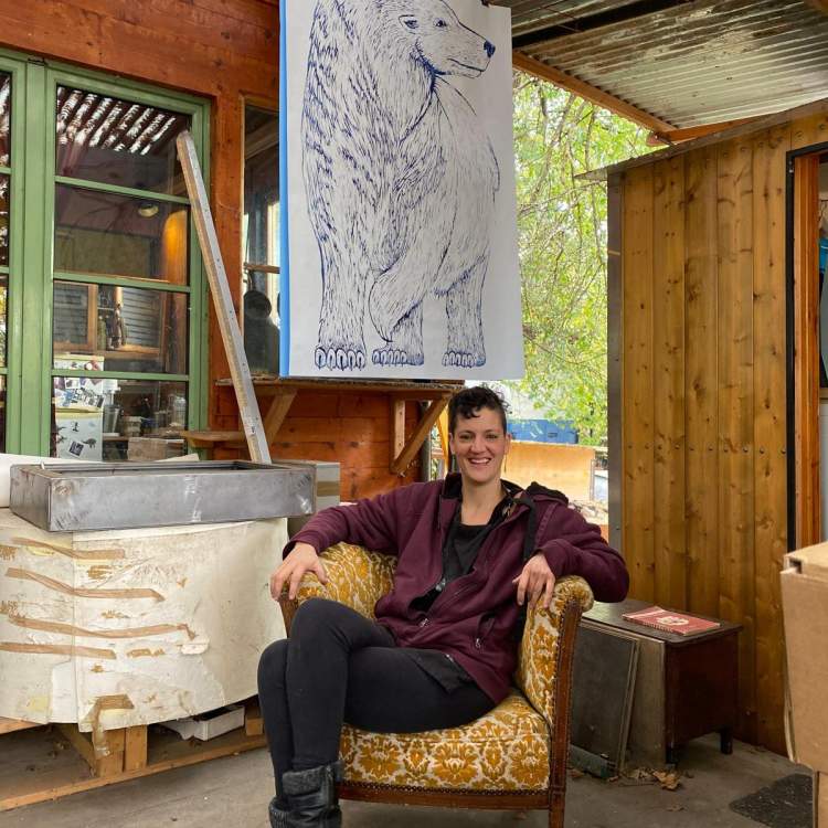 Fanny Kopp devant un de ses dessins grand format