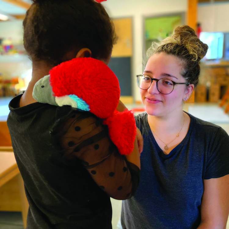 Avec la psychomotricienne Inês Da Graça Pêgas, les enfants vivent une aventure ludique avec Rico © DR