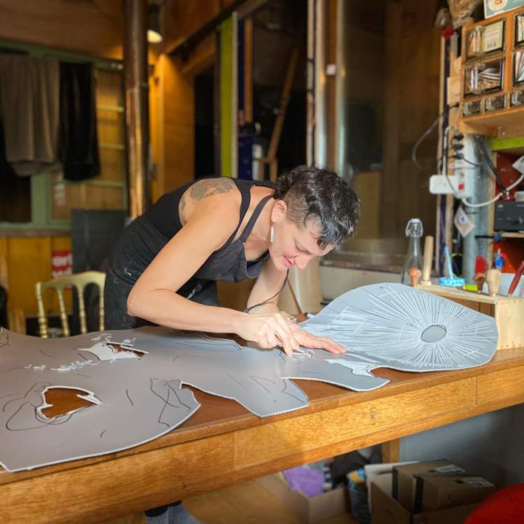 L’artiste Fanny Kopp transforme son voyage dans l’Arctique en linogravures grand format