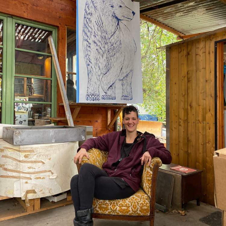 Fanny Kopp devant un de ses dessins grand format