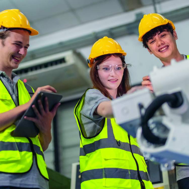 Jeunes avec formateur en tenue de chantier