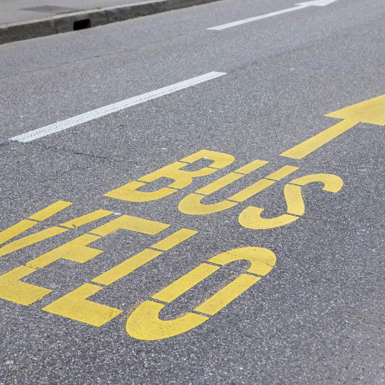 Inscriptions sur la route vélo et bus