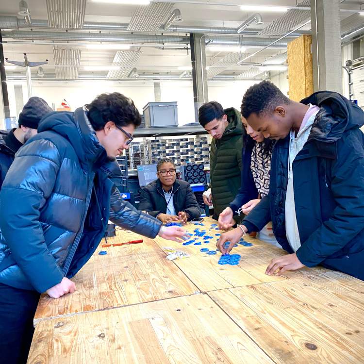 Les jeunes assemblent de petits ventilateurs créés sur ordinateur et imprimés en 3D. © DR
