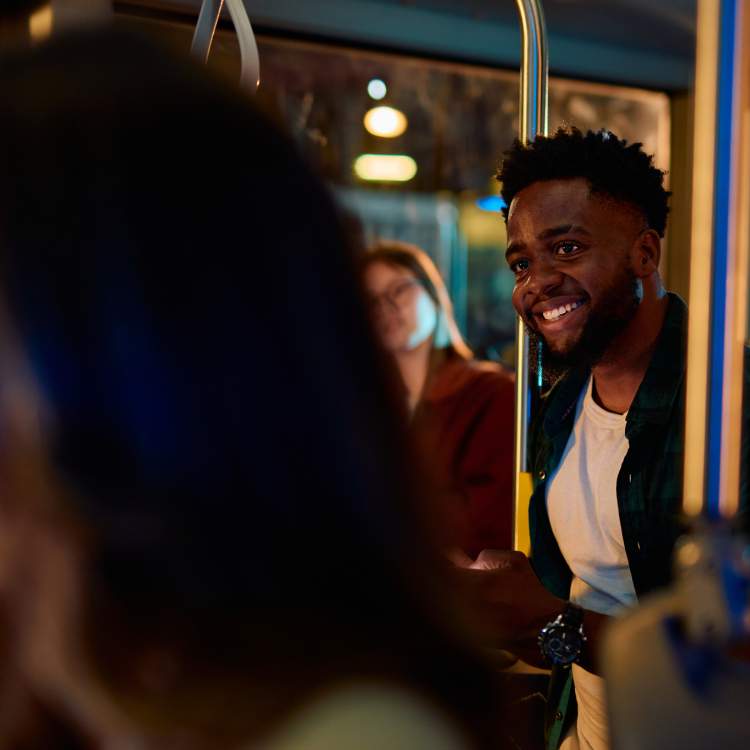 Homme souraint de nuit dans le bus