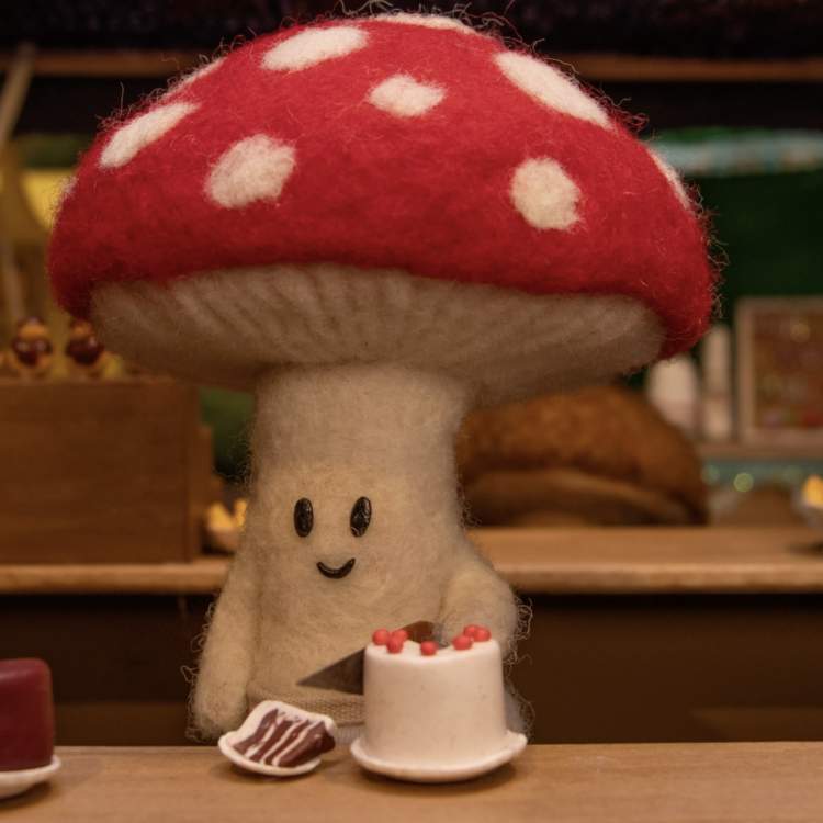 Un champignon en train de couper un gâteau