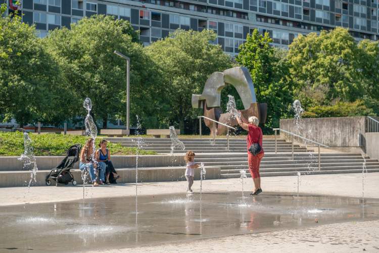 Jeux d'eau sur la place du Lignon