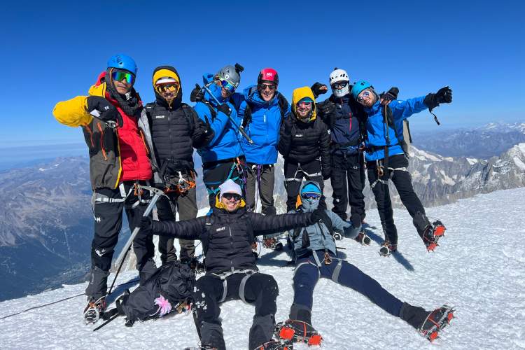 Sept jeunes de la Carambole au sommet du Mont Blanc