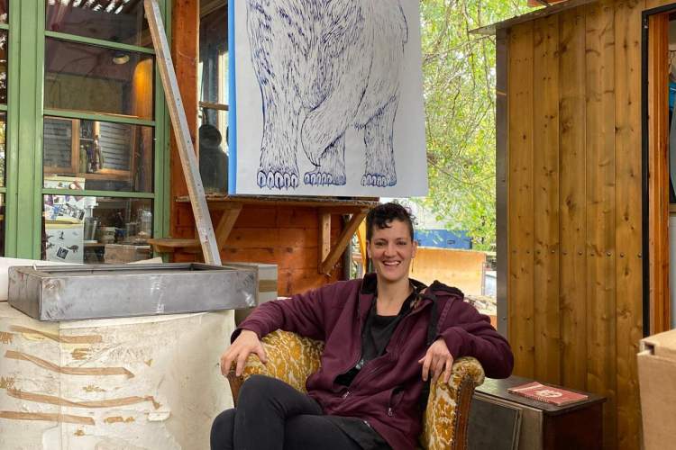 Fanny Kopp devant un de ses dessins grand format