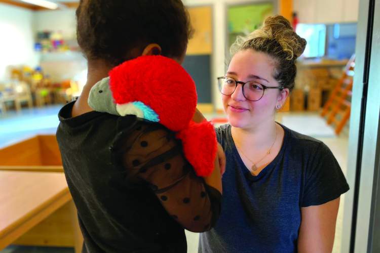 Avec la psychomotricienne Inês Da Graça Pêgas, les enfants vivent une aventure ludique avec Rico © DR