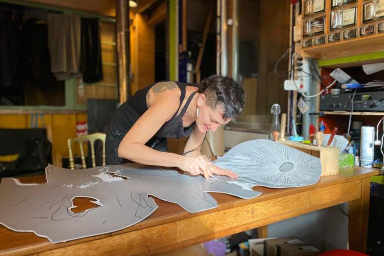 L’artiste Fanny Kopp transforme son voyage dans l’Arctique en linogravures grand format
