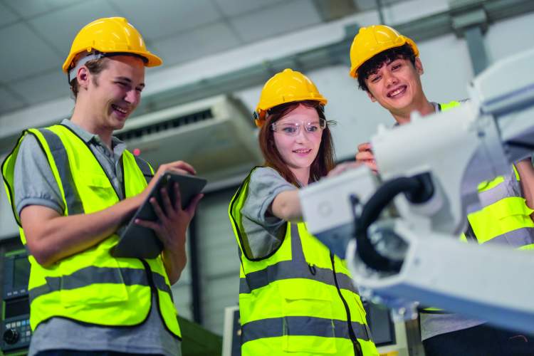 Jeunes avec formateur en tenue de chantier