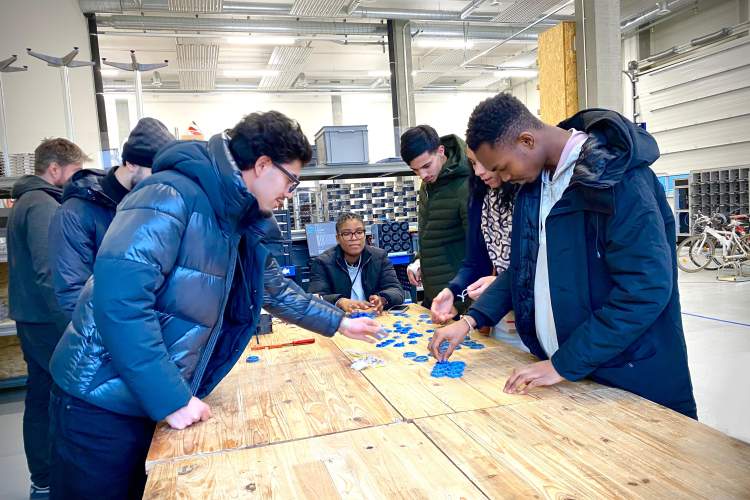Les jeunes assemblent de petits ventilateurs créés sur ordinateur et imprimés en 3D. © DR