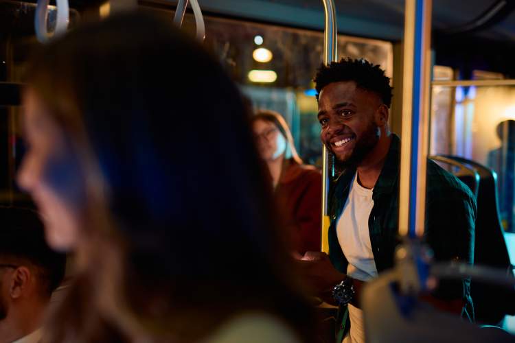 Homme souraint de nuit dans le bus