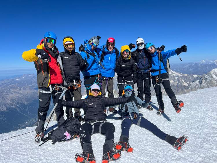 Sept jeunes de la Carambole au sommet du Mont Blanc