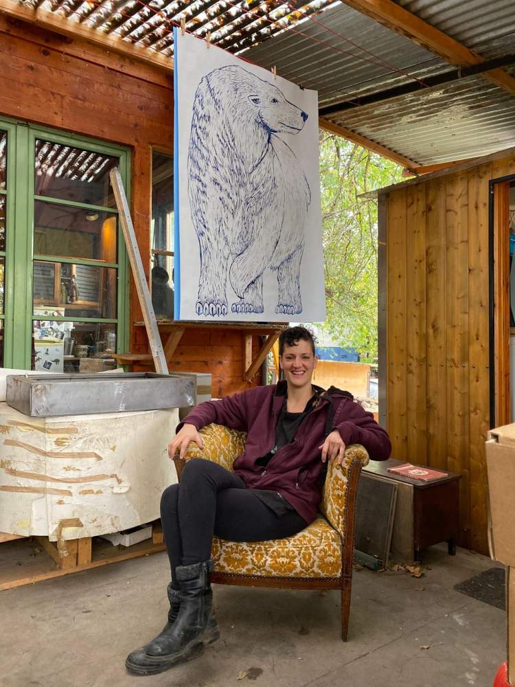 Fanny Kopp devant un de ses dessins grand format