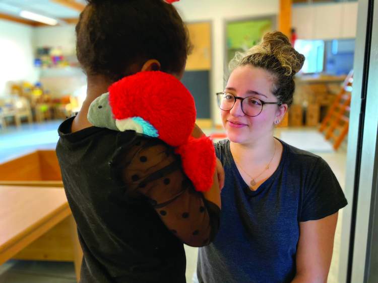 Avec la psychomotricienne Inês Da Graça Pêgas, les enfants vivent une aventure ludique avec Rico © DR