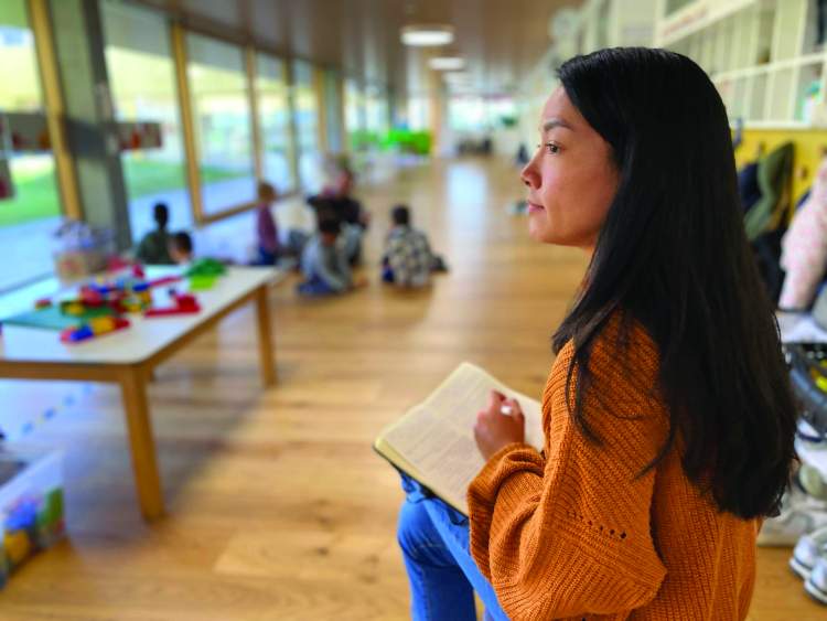 À l’EVE de l’Étang, l’intervenante en éducation précoce spécialisée, Alisa Tong, observe la dynamique du groupe  afin de soutenir au mieux le développement des enfants. © DR