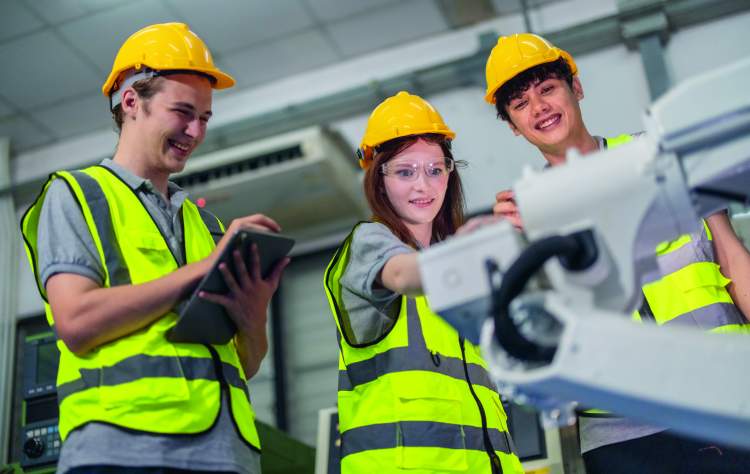 Jeunes avec formateur en tenue de chantier