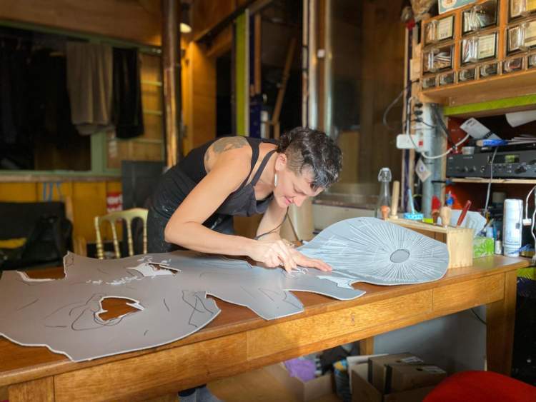 Fanny Kopp réalise une gravure dans son atelier