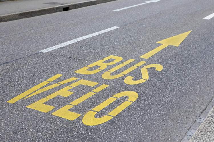 Inscriptions sur la route vélo et bus