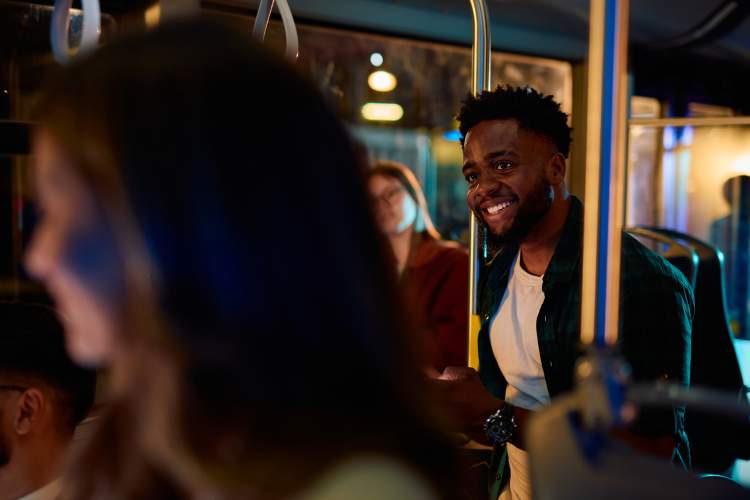 Homme souraint de nuit dans le bus