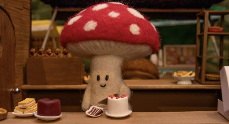 Un champignon en train de couper un gâteau